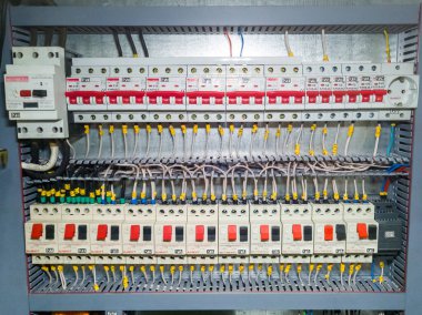 Otomasyon kontrol endüstriyel sistem elektrik dolabında arka arkaya mıknatıs başlatıcıları grubu