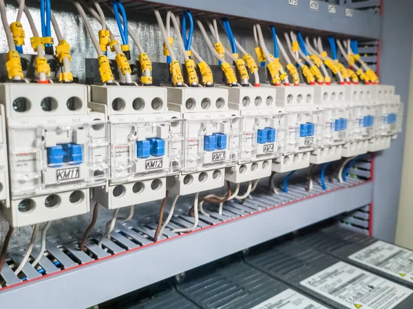 自动化控制系统电柜中一排磁铁起动器组 — 图库照片