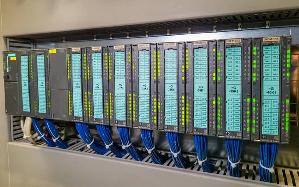 工业厂房设备自动化控制机柜中的可编程控制器模块 — 图库照片