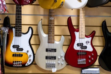 Müzik dükkanının duvarında asılı bir grup elektro gitar..  