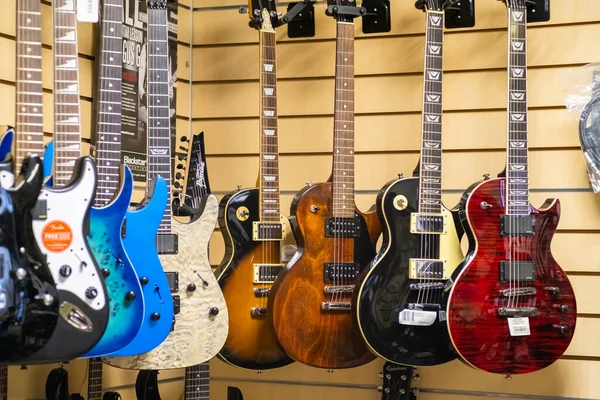 Groupe Guitares Électriques Accrochées Mur Dans Magasin Musique — Photo