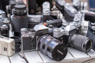 Birçok Eski Sovyet Analog Fotoğraf Makinesi Açık Hava Bit Pazarı 'nda. LVIV, UKRAINE - Ağustos, 2021