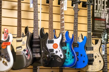 Müzik dükkanının duvarında asılı bir grup elektro gitar.. 