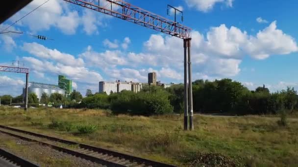 Kilátás Magtárra Nyitott Ablakból Gyorsan Haladó Vonat Vidéki Nyári Ipari — Stock videók
