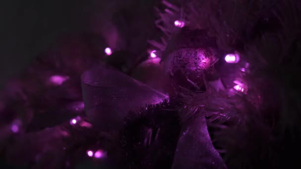 Lila Farbige Weihnachtsdekoration Blinkt Led Lichter Girlanden Der Nacht Dunkler — Stockvideo
