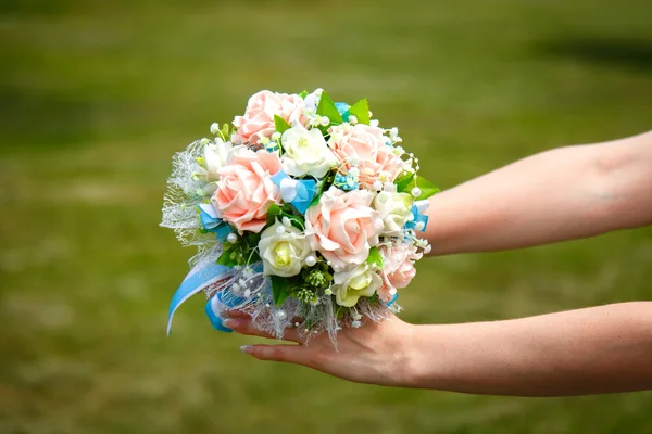 Свадебный букет в руках невесты — стоковое фото