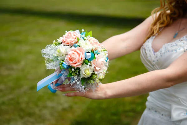 Bouquet nuziale in mani della sposa — Foto Stock
