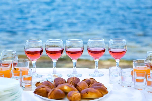 Drankjes en taarten op de feestzaal-tabel — Stockfoto