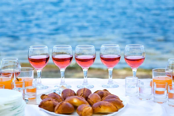 Drinks and pies on the banquet table — Stock Photo, Image