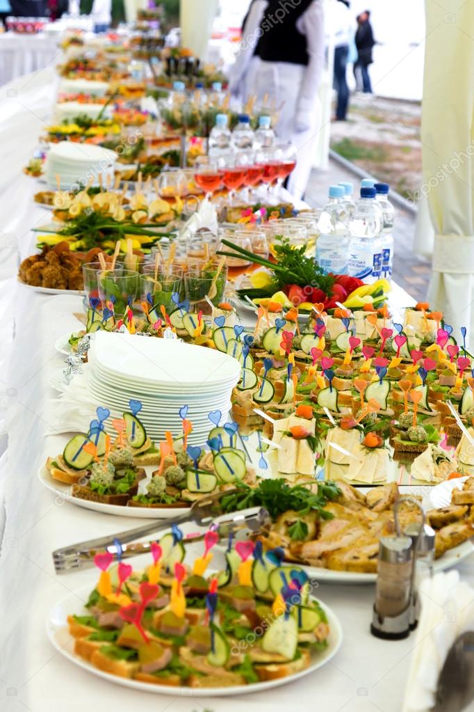 Dishes on the banquet table
