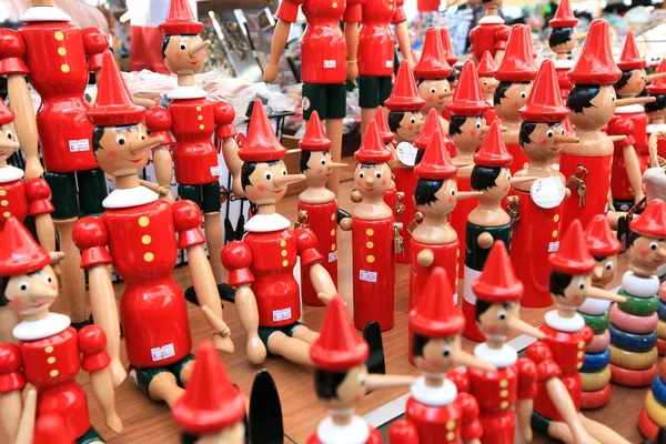 Geschilderd houten souvenir poppen van het cijfer van Pinocchio Rechtenvrije Stockfoto's