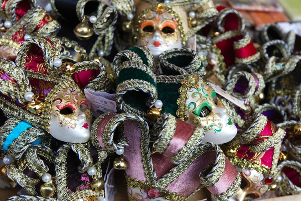 Mehrere venezianische Masken auf dem Markt verkauft — Stockfoto