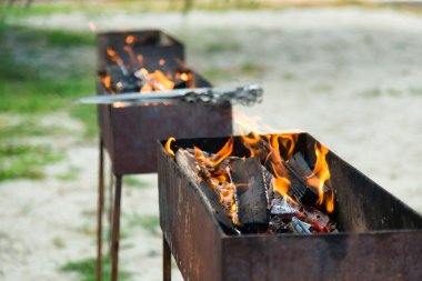 Üç mangallar parlakça yanıyor ateş