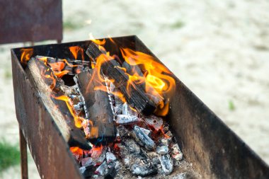 mangal parlakça yanıyor ateş