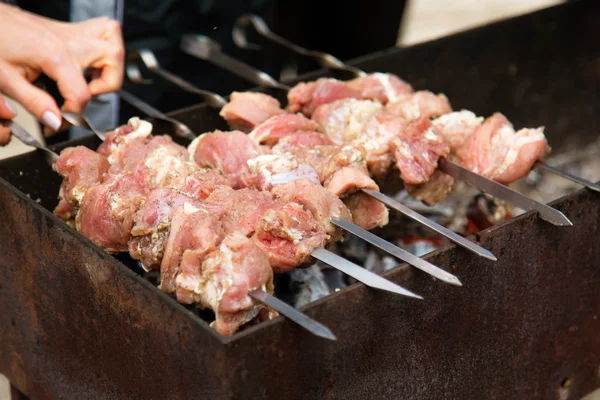 マリネ シャシリク、金属串で焼き肉をクローズ アップ — ストック写真