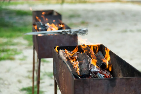 Fuego brillantemente ardiendo en los tres braseros —  Fotos de Stock