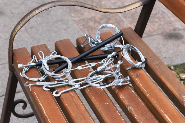 Hooks, fastening, rope lying on a wooden bench — Stock Photo, Image