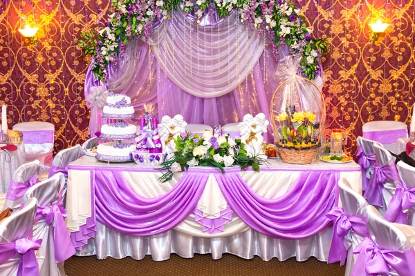 Decorated violet wedding table — Stock Photo, Image