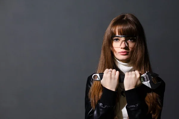 Chica en gafas de seguridad con llave ajustable en un fondo oscuro — Foto de Stock