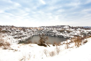 Kışın sular altında granit ocağı