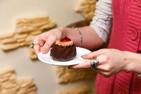 Female Hands Closeup Hold Cake Plate — Stock Photo, Image
