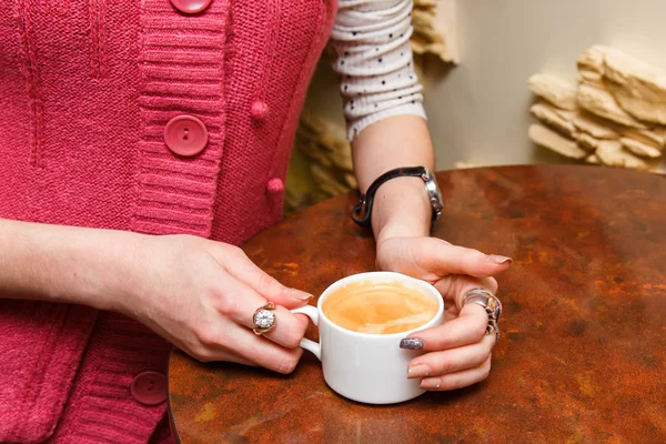 Mani femminili primo piano tenere una tazza di caffè — Foto Stock