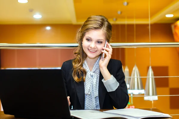 Jóvenes mujeres sonrientes sentadas en un café con una computadora portátil y tal — Foto de Stock