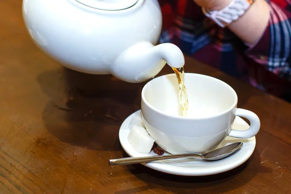 女手倒绿茶特写 — 图库照片