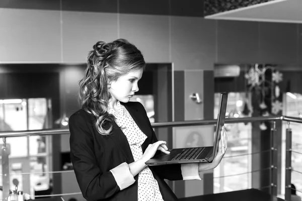 Junge schöne Frauen stehen in einem Café und arbeiten am Laptop — Stockfoto