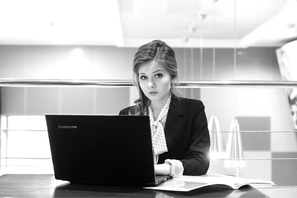 Jovem menina bonita trabalhando em um laptop — Fotografia de Stock