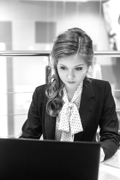 Junges schönes Mädchen arbeitet an einem Laptop — Stockfoto