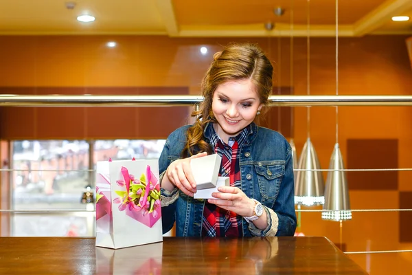Piękne młode kobiety w kawiarni otwiera i radośnie wygląda — Zdjęcie stockowe