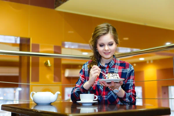 Jovem mulher bonita comer bolo em um café — Fotografia de Stock