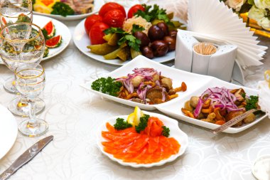 Salata, salatalık ve domates turşusu ve dilimlenmiş 