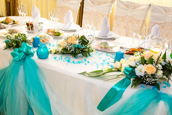 Rosenstrauß Und Türkisfarbene Dekoration Auf Dem Hochzeitstisch — Stockfoto