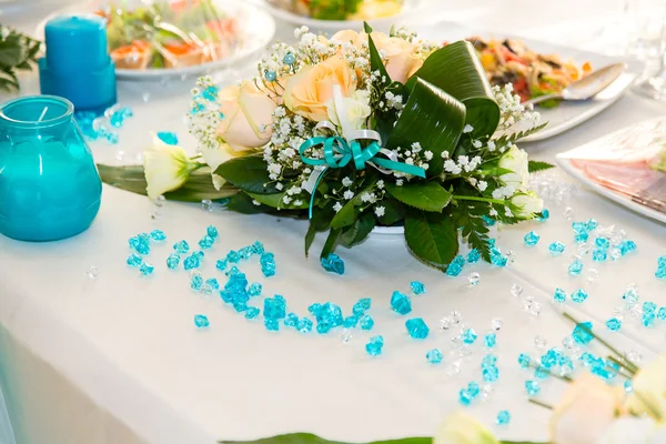 Buket gül ve turkuaz dekorasyon düğün tablo