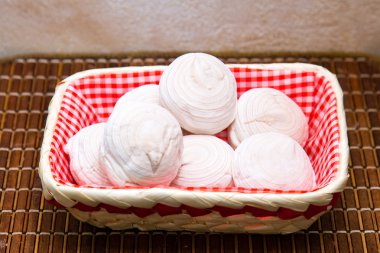 Hasır sepet bir bambu tepsi içinde marshmallow