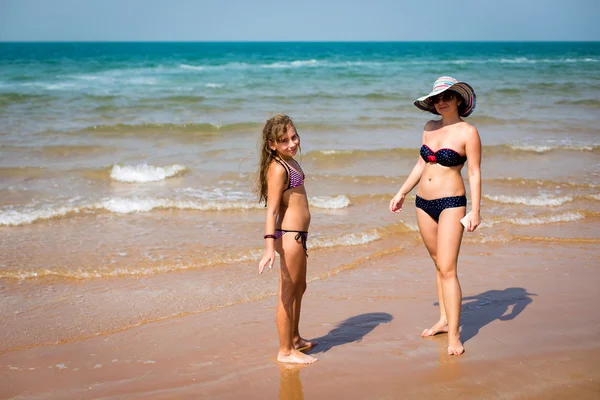 Opalony kobiety i dziewczyny na plaży — Zdjęcie stockowe