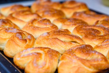 Fırında taze ev yapımı çörekler yakın çekim