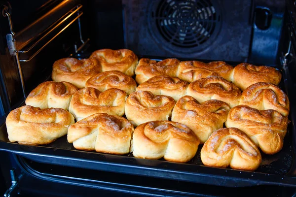 Bollos frescos caseros en el horno —  Fotos de Stock