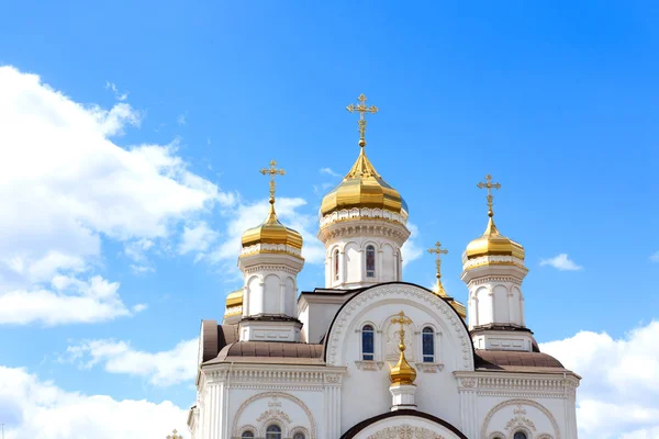 Vita kyrkan kupoler med gyllene kors på blå bakgrund — Stockfoto