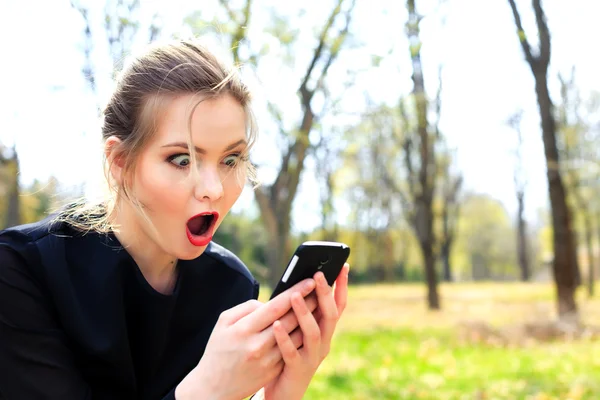 Kız dağınık saçlı ve açık ağız bakışları smartph içine