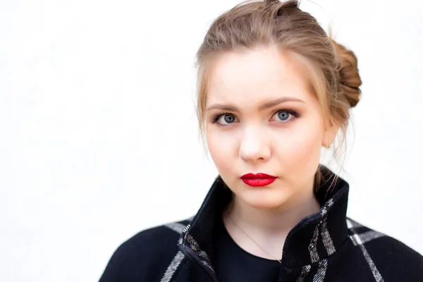 Portrait of a girl in high key against a white wall — Stock Photo, Image