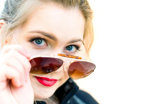 Portrait d'une jeune femme en lunettes de soleil, faible profondeur de champ — Photo