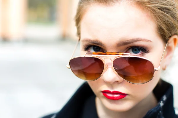 Portrait d'une jeune fille en lunettes de soleil gros plan, faible profondeur o — Photo