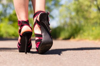 pembe ayakkabı güzel kadın bacaklar yolda
