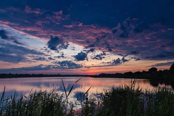 Güzel yaz günbatımı Gölde