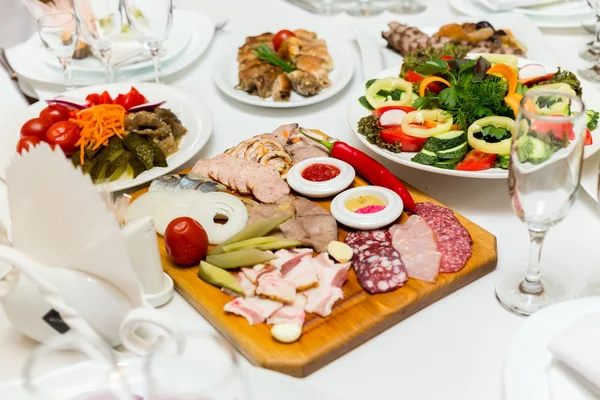 Cornichons et charcuterie à la table du banquet — Photo