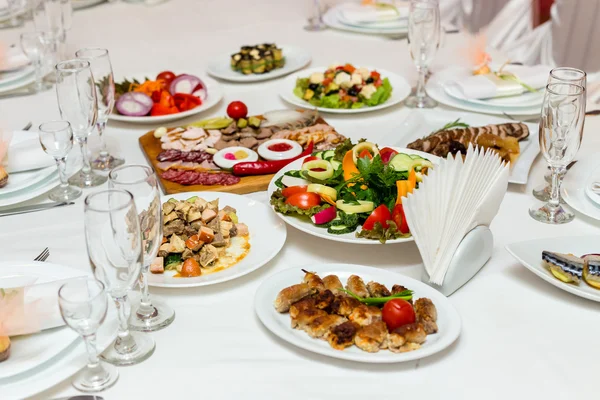 Dishes on the banquet table — Stock Photo, Image