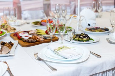 bir tabakta şenlikli masaya servis peçete